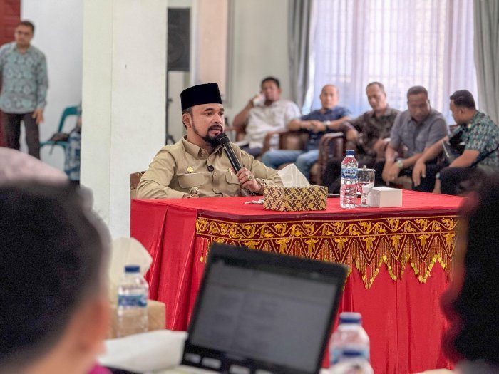 Iskandar Usman Al-Farlaky, S.H.I, M.SI mendengarkan secara langsung presentasi dan mengevaluasi rencana strategis (Renstra) Perangkat Daerah dalam kegiatan Review Renstra Perangkat Daerah yang berlangsung sejak Kamis, (31-072025).