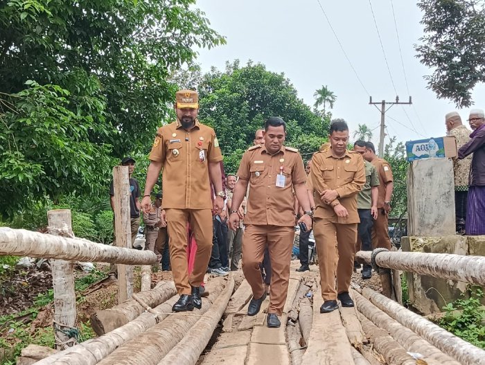Jembatan ini sudah roboh dan sangat dibutuhkan oleh masyarakat,tegas Bupati Al-Farlaky saat meninjau lokasi, Senin,(04-08-2025).