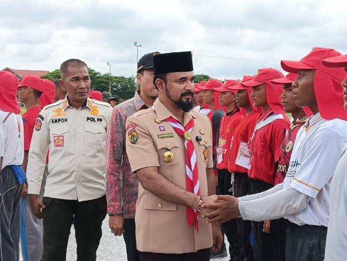 Iskandar Usman Al-Farlaky, S.H.I., M.Si., meninjau langsung latihan Pasukan Pengibar Bendera Pusaka (Paskibraka) Kabupaten Aceh Timur di Lapangan Upacara Pemerintah Kabupaten, Kamis, (07-08-2025).