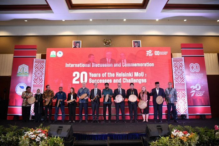 Muzakir Manaf (Mualem), menghadiri sekaligus membuka Diskusi Internasional dalam rangka memperingati 20 tahun perdamaian Aceh. Kegiatan tersebut digelar di Hermes Palace Hotel, Banda Aceh, Kamis (14/8/2025).