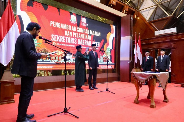 Muzakir Manaf, melantik dan mengambil sumpah M Nasir sebagai Sekretaris Daerah Aceh, di Anjong Mon Mata komplek Meuligoe Gubernur Aceh, Jum'at (15-08-2025)