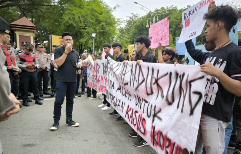 Kami meminta penyidik untuk segera menahan Syifak M Yus, kata Koordinator aksi, Isra Fuadi, dalam aksi unjuk rasa di Mapolda Aceh, Banda Aceh, Selasa,  (09/09/2025).