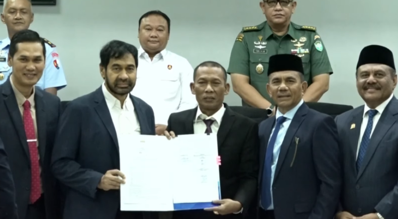 Komitmen tersebut ditandai dengan penandatanganan kesepakatan yang berlangsung dalam rapat paripurna DPRA, Kamis, (25/09/2025).