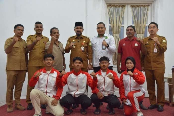 Bupati Aceh Timur Iskandar Usman Al- Farlaky, S.H.I, M.Si foto bersama atlit di aula Pendopo Bupati