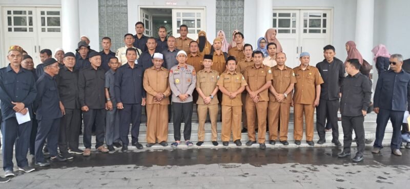 Brigjen Pol Marzuki Ali Basyah bersama jajaran pengurus Masjid Raya Baiturrahman melaksanakan doa bersama untuk keselamatan, kelancaran, dan kedamaian aksi unjuk rasa hari ini, Senin, 1 September 2025.
