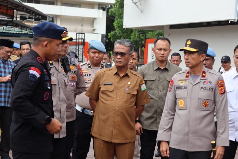 Kapolda Aceh Turun Langsung ke Lokasi Demo: Semangati Personel hingga Makan Bersama