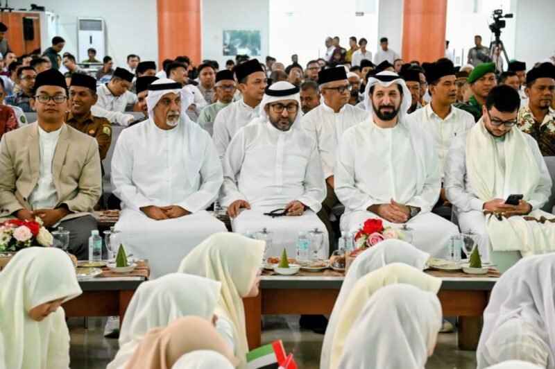 Foto bersama pada Peringatan Maulid Nabi Muhammad SAW di Gedung Auditorium Prof Ali Hasjmy UIN Ar Raniry, Banda Aceh, Selasa (2/9/2025). FOTO/MC ACEH BESAR