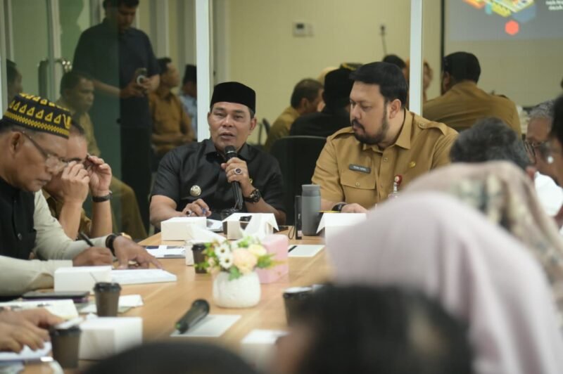 Bupati Aceh Besar H. Muharram Idris menghadiri Rakor Rencana Tahap Pelaksanaan Pengadaan Tanah untuk Pembangunan SPAM Regional Kabupaten Aceh Besar—Kota Banda Aceh di Ruang Rapat Kadis Perkim Aceh, Gedung Utama Dinas Perkim Aceh, Selasa (2/9/2025). FOTO/MC ACEH BESAR