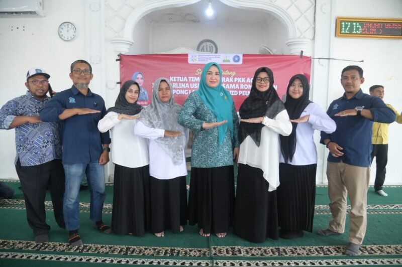 Kabid KB dan KS DP2KBPP dan PA Kabupaten Aceh Besar, Fitriani SKM (keempat dari kiri) melakukan foto bersama pada intervensi nutrisi yang digelar oleh Perwakilan BKKBN Provinsi Aceh di Gampong Lambaro Neujid, Kecamatan Peukan Bada, Rabu (3/9/2025). FOTO/ MC ACEH BESAR
