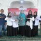 Kabid KB dan KS DP2KBPP dan PA Kabupaten Aceh Besar, Fitriani SKM (keempat dari kiri) melakukan foto bersama pada intervensi nutrisi yang digelar oleh Perwakilan BKKBN Provinsi Aceh di Gampong Lambaro Neujid, Kecamatan Peukan Bada, Rabu (3/9/2025). FOTO/ MC ACEH BESAR