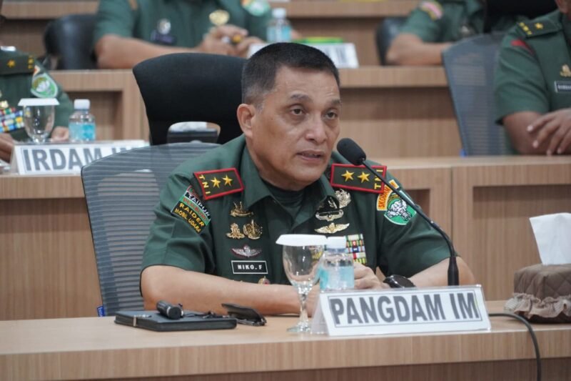 Mayor Jenderal TNI Niko Fahrizal, M.Tr.(Han)., memimpin kegiatan Video Conference (Vicon) bersama seluruh Komandan dan Kepala Satuan jajaran Kodam IM, Kamis (4/9/2025) siang.