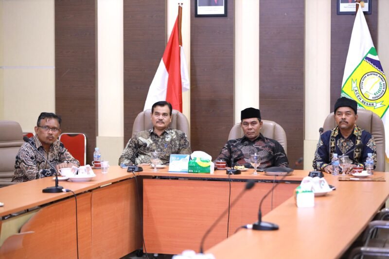 Bupati Aceh Besar H Muharram Idris mengikuti Rapat Koordinasi Pengendalian Inflasi Daerah terkait stabilisasi harga beras melalui zoom meeting dengan Menteri Dalam Negeri Prof Tito Karnavian dan Menteri Pertanian Andi Amran Sulaiman di Aula Kantor Bupati Aceh Besar, Kamis (4/9/2025) siang.
FOTO/ PROKOPIM PEMKAB ACEH BESAR