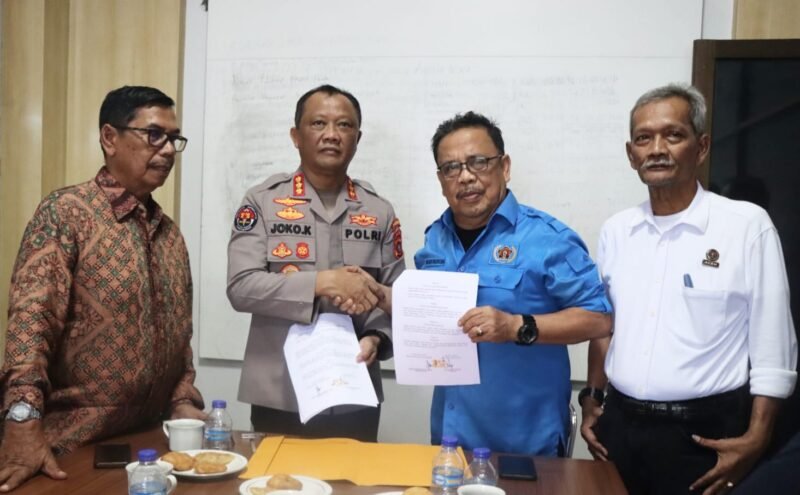 Kabid Humas Polda Aceh, Kombes Pol Joko Krisdiyanto, saat bersilaturahmi dengan Pengurus Persatuan Wartawan Indonesia (PWI) Aceh di Banda Aceh, Kamis, (4/9/2025).