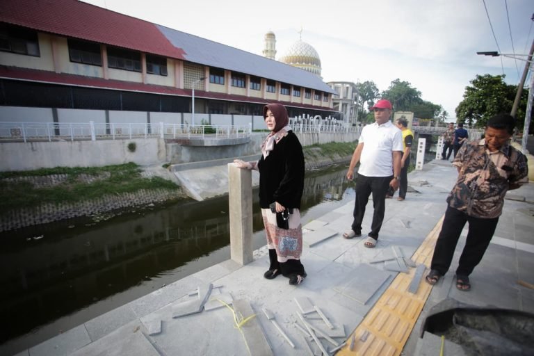 Illiza Sa’aduddin Djamal meninjau renovasi sarana pedestrian Krueng Daroy yang terletak di perbatasan tiga desa, yakni Lamlagang, Neusu Aceh, dan Setui, Jumat, (05/09/2025).