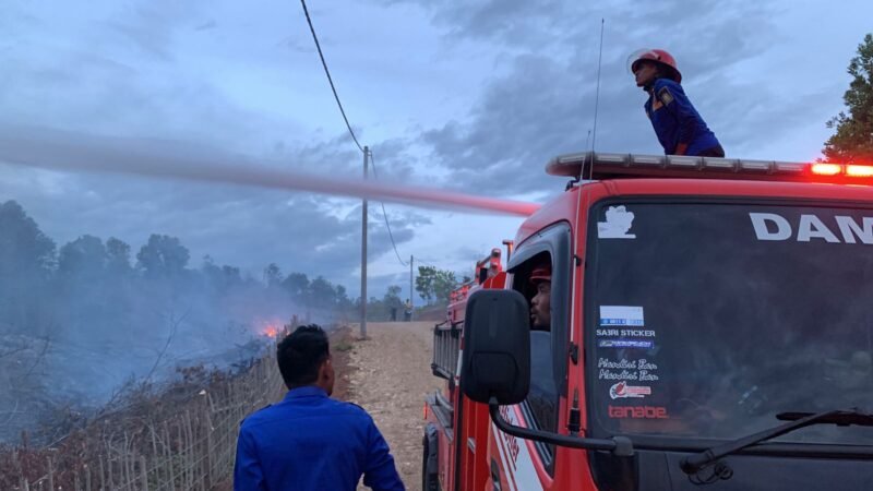 Petugas Damkar BPBD Aceh Besar melakukan pemadaman dan pendinginan terhadap lahan yang terbakar, di Aceh Besar, beberapa waktu lalu. FOTO/ MC ACEH BESAR