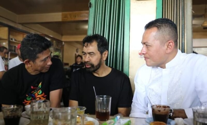 Brigjen Pol Marzuki Ali Basyah bertemu dengan Gubernur Aceh, H. Muzakir Manaf atau yang akrab disapa Mualem, di salah satu warung kopi di Banda Aceh, jumat (05/09/2025).