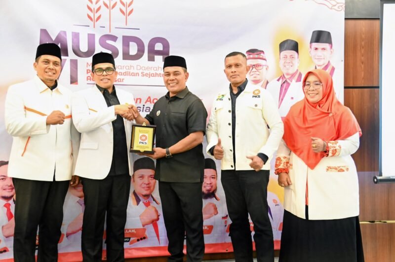 Bupati Aceh Besar, H Syech Muharram Idris menerima cendera mata dari Ketua DPD PKS Aceh Besar Mursalin SHI di Hotel Illona Boutique Hotel, Gampong Meunasah Manyang PA, Kecamatan Ingin Jaya, Aceh Besar, Sabtu (06/09/2025). FOTO/MC ACEH BESAR