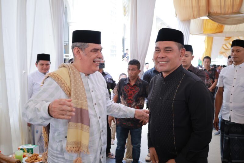 Bupati Aceh Besar H. Muharram Idris disambut pimpinan Dayah Ulee Titi Abu Athaillahdi Kompleks Dayah Ulee Titi, Kecamatan Ingin Jaya, Aceh Besar, Sabtu (06/09/2025).
FOTO/MC ACEH BESAR