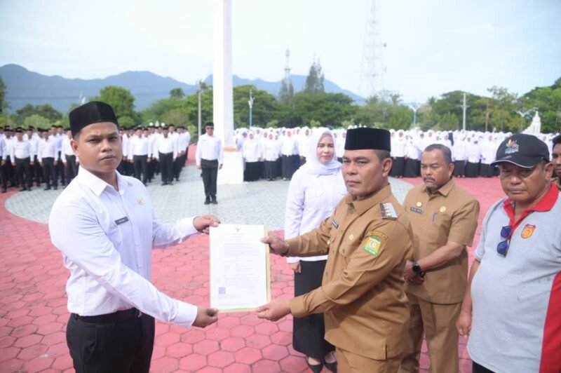 Bupati Aceh Besar Muharram Idris serahkan SK Pengangkatan secara simbolis kepada perwakilan PPPK di halaman Kantor Bupati Aceh Besar, Kota Jantho, Senin (08/09/2025).
FOTO/MC ACEH BESAR
