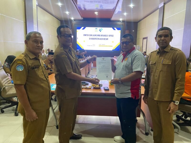 Plt Kepala Dinas Komunikasi, Informatika dan Persandian Aceh Besar, Khairul Huda, SKom, MM menyerahkan laporan administrasi E-Office kepada Sekretaris Daerah (Sekda) Bahrul Jamil SSos MSi, bertempat di Aula Sanusi Wahab, Jantho, Senin (08/09/2025). FOTO/MC ACEH BESAR