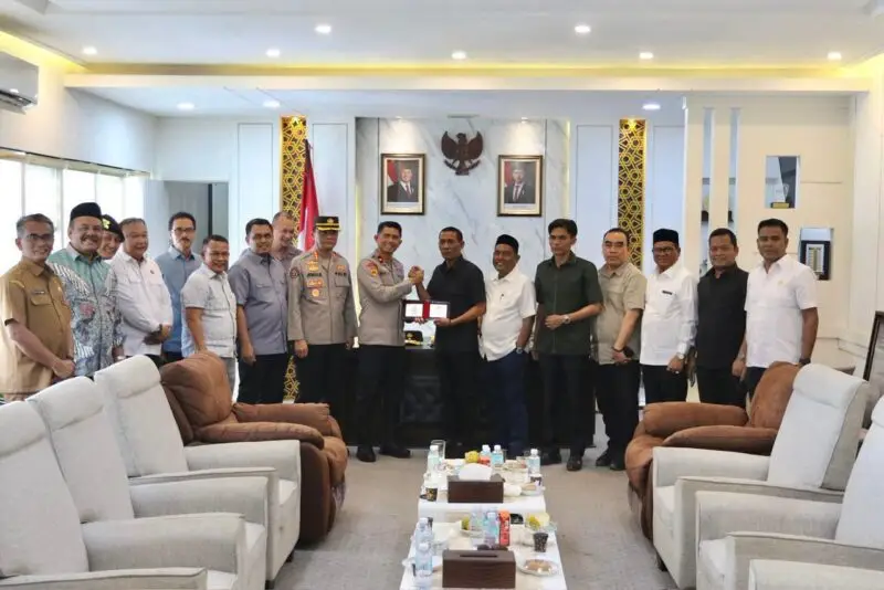 Ketua DPRA Zulfadli, menyampaikan terima kasih dan apresiasi atas langkah Kapolda Aceh yang membangun komunikasi dan koordinasi sejak dini dengan lembaga legislatif, Senin, 08/09/2025, di kantor DPRA