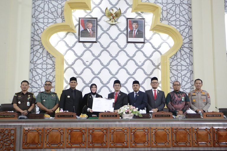 Wali Kota Illiza Sa’aduddin Djamal dan Ketua DPRK Irwansyah beserta dua pimpinan dewan Daniel Abdul Wahab dan Musriadi Aswad, Kamis, (11/09/2025).