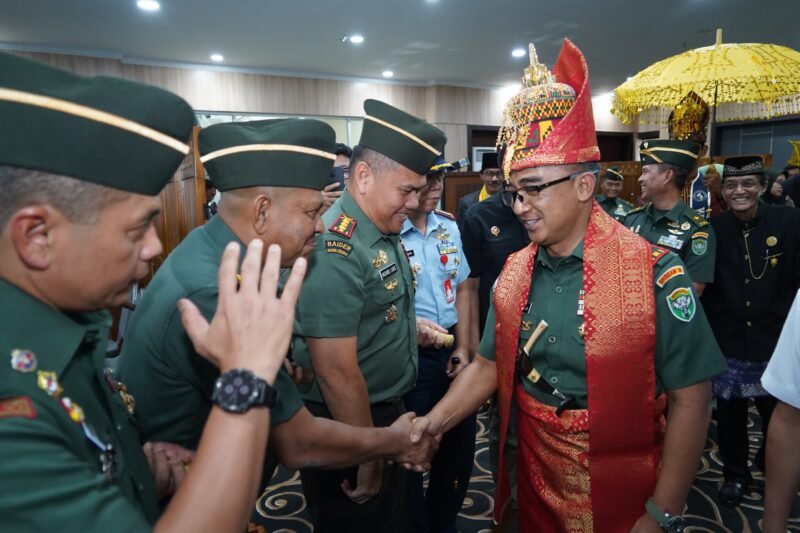 Mayor Jenderal TNI Joko Hadi Susilo, S.I.P., resmi mengawali masa tugasnya di Aceh dengan penuh kehormatan. Beliau disambut hangat melalui prosesi adat Aceh saat tiba di Bandara Sultan Iskandar Muda (SIM), Kecamatan Blang Bintang, Kabupaten Aceh Besar, pada Rabu (10/9/2025).