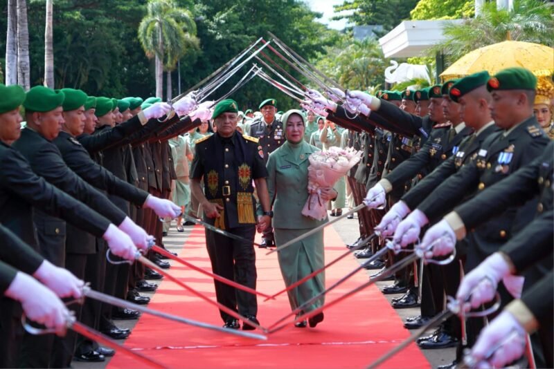 Mayor Jenderal TNI Joko Hadi Susilo, S.I.P., memimpin langsung prosesi tradisi pelepasan atau pengantar tugas Mayor Jenderal TNI Niko Fahrizal, M.Tr.(Han)., di Markas Kodam Iskandar Muda (Makodam IM), Banda Aceh, Kamis (11/9/2025) siang.