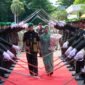 Mayor Jenderal TNI Joko Hadi Susilo, S.I.P., memimpin langsung prosesi tradisi pelepasan atau pengantar tugas Mayor Jenderal TNI Niko Fahrizal, M.Tr.(Han)., di Markas Kodam Iskandar Muda (Makodam IM), Banda Aceh, Kamis (11/9/2025) siang.