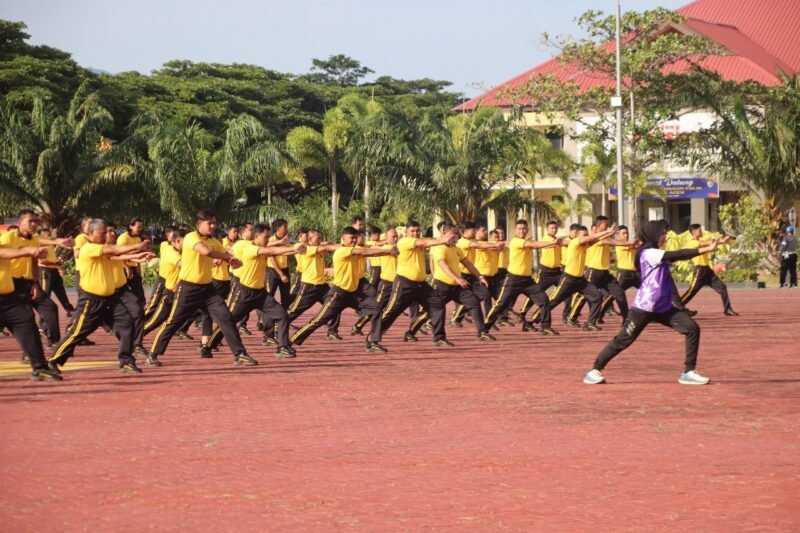 Kombes Pol Shobarmen, mengingatkan seluruh personil akan pentingnya menjaga kesehatan sebagai modal utama dalam melaksanakan tugas. Pesan itu ia sampaikannya saat memimpin apel pagi sebelum olahraga bersama di Mapolda Aceh, Jumat, 12 September 2025.