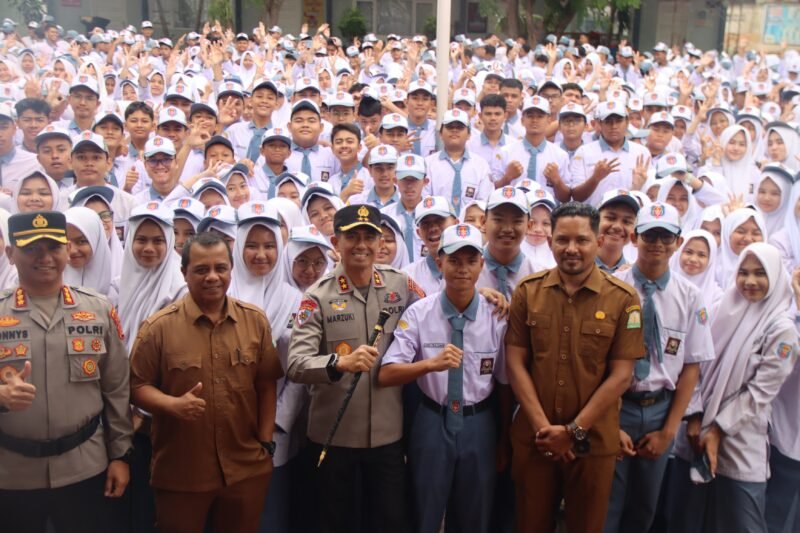 Kapolda Aceh menurunkan seluruh pejabat utama untuk menjadi inspektur upacara bendera di 22 SMA sederajat, baik di Kota Banda Aceh maupun Aceh Besar, Senin, (15/09/2025).
