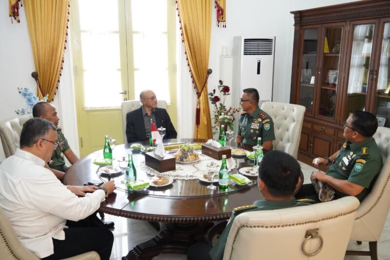Mayor Jenderal TNI Joko Hadi Susilo, S.I.P., melaksanakan kunjungan silaturahmi ke Meuligo Wali Nanggroe Aceh, Ds. Lamblang Mayang, Kec. Darul Imarah, Kab. Aceh Besar, pada Senin (15/9/2025).