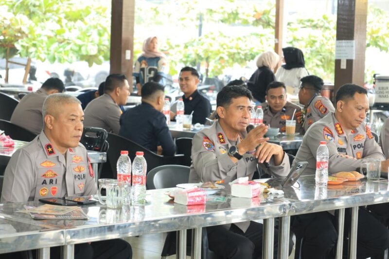 Irjen Pol. Marzuki Ali Basyah saat berdiskusi dengan komunitas pengusaha kopi dan warkop di Sentra Kopi Batoh, Kota Banda Aceh, Senin, (15/09/2025)