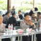Irjen Pol. Marzuki Ali Basyah saat berdiskusi dengan komunitas pengusaha kopi dan warkop di Sentra Kopi Batoh, Kota Banda Aceh, Senin, (15/09/2025)