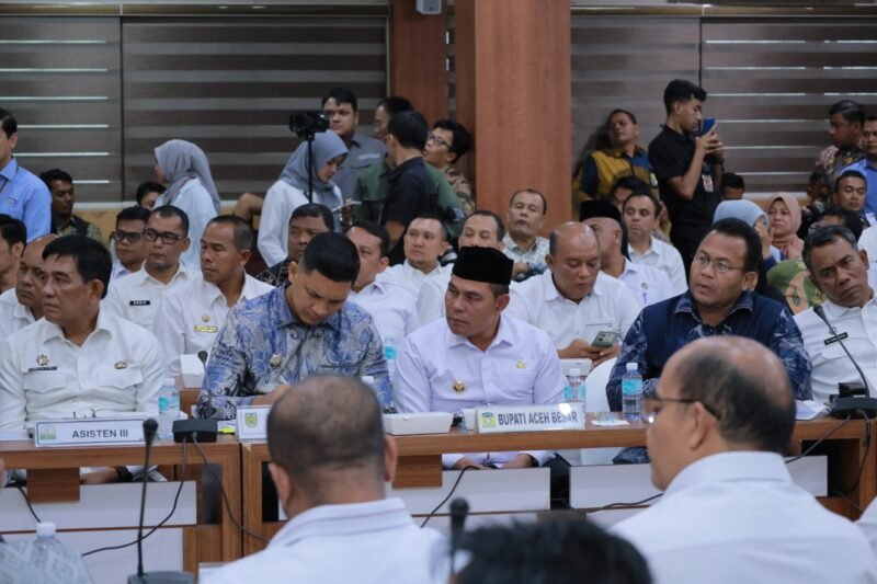 Bupati Aceh Besar H Muharram Idris (Syech Muharram), menghadiri rapat konsolidasi Satgas Nasional, Satgas Provinsi, dan Satgas Kabupaten/Kota Koperasi Desa Merah Putih (KDMP) se-Aceh di Gedung Serbaguna Setda Aceh, Kamis (18/9/2025). FOTO/ MC ACEH BESAR