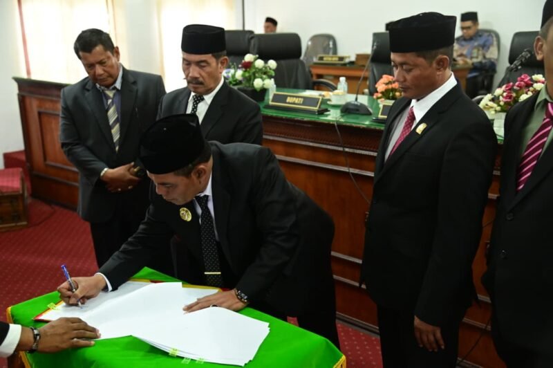 Bupati Aceh Besar H Muharram Idris menandatanganan Nota Kesepakatan Kebijakan Umum Perubahan Anggaran (KUPA) dan Perubahan Prioritas Plafon Anggaran Sementara (PPAS) APBK-P Aceh Besar Tahun Anggaran 2025, bertempat di Ruang Rapat Paripurna DPRK,Kamis (18/09/2025). FOTO/MC ACEH BESAR.