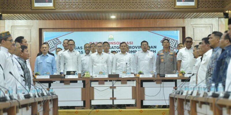 Wakil Gubernur Aceh, Fadhlullah, SE, bersama Wamendagri Bima Arya, Kepala Badan Pangan Nasional, Arief Prasetyo Adi, ST, MT, Ph.D. (h.c) dan Forkopimda Aceh, saat mendampingi Menko Bidang Pangan RI/Ketua Satuan Tugas (Satgas) Koperasi Merah Putih, Dr. (H.C) Zulkifli Hasan, SE, MM, pada Rapat Konsolidasi Satgas Nasional, Satgas Provinsi, dan Satgas Kabupaten/Kota Koperasi Desa Merah Putih (KDMP) se-Aceh, di Gedung Serbaguna Setda Aceh, Banda Aceh, Kamis (18/9/2025).