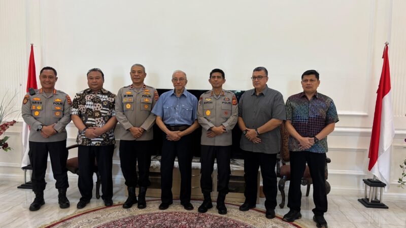 Irjen Marzuki Ali Basyah bersama Wakapolda Brigjen Ari Wahyu Widodo melaksanakan silaturahmi dengan Wali Nanggroe Aceh Paduka Yang Mulia Tgk. Malik Mahmud Al Haytar di kediamannya, Lampenerut, Kabupaten Aceh Besar, Jumat, 19 September 2025.