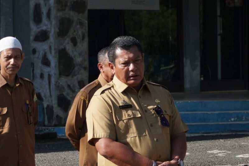 Sekda Aceh Besar Bahrul Jamil memimpin Apel gabungan Diskominfo, Disdikbud, Disdukcapil dan Kesekretariat Istimewa Aceh yang dilaksanakan setiap hari senin dan kamis, berlangsung di halaman kantor Bupati lama, Senin (22/09/2025). FOTO/MC ACEH BESAR