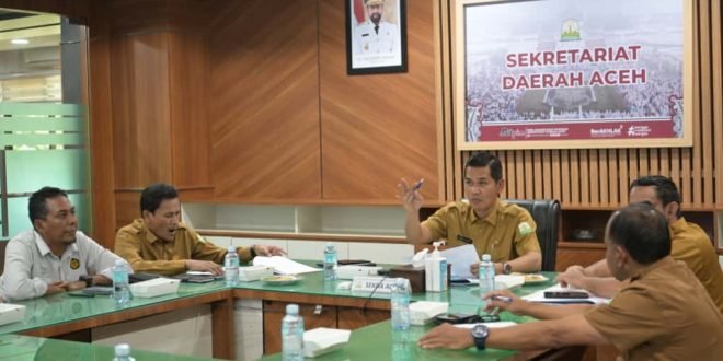 Sekda Aceh, M. Nasir, S.IP, MPA, didampingi Asisten Perekonomian dan Pembangunan Sekda Aceh, Dr. Ir. Zulkifli, M.Si, dan Kepala SKPA/Biro terkait, saat menggelar Rapat Penanganan dan Penetapan Sumur Minyak Masyarakat dengan Pemerintah Kabupaten Bireuen, Aceh Utara, Aceh Timur dan Aceh Tamiang, yang digelar secara virtual di Ruang Rapat Sekda Aceh, Banda Aceh, Senin (22/9/2025).
