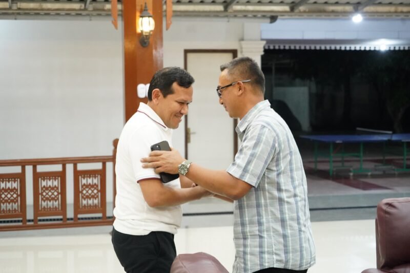 Mayor Jenderal TNI Joko Hadi Susilo, S.I.P., menerima kunjungan silaturahmi Wakil Gubernur Aceh, Bapak Fadhlullah, bertempat di Pendopo kediaman Pangdam IM pada Senin (22/9/2025) malam.