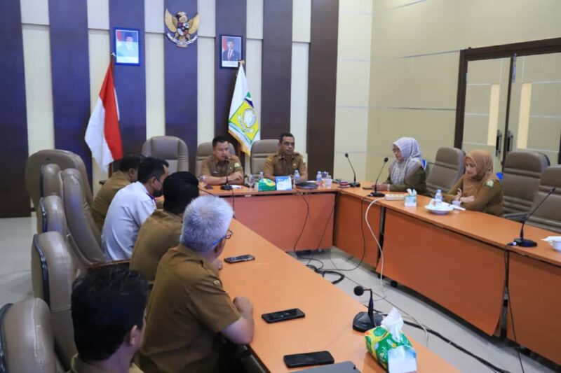 Plt Asisten Administrasi Umum Setdakab Aceh Besar, Muharril Al-Aqshar SE, M.Ec.Dev membuka Rapat Koordinasi TPID Kabupaten Aceh Besar di ruang rapat Kantor Bupati Aceh Besar, Kota Jantho, Selasa (23/9/2025). FOTO/ PROKOPIM PEMKAB ACEH BESAR