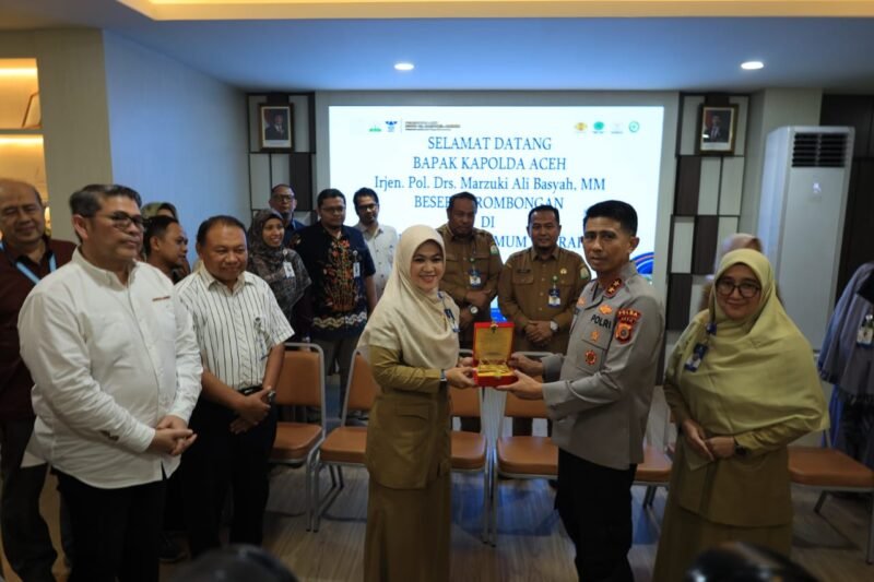 Irjen Pol. Marzuki Ali Basyah menegaskan bahwa polisi dan dokter adalah mitra strategis dalam memberikan pelayanan terbaik kepada masyarakat.Hal tersebut ia sampaikan saat melakukan kunjungaa ke Rumah Sakit Umum Daerah Zainoel Abidin (RSUDZA) Banda Aceh, Selasa, 23 September 2025.