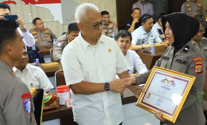 Penghargaan atas jasanya dalam perdamaian Aceh itu diserahkan langsung oleh Ketua Harian Kompolnas Drs. Arief Wicaksono di Aula Machdum Sakti Polda Aceh pada Selasa, (23/09/2025)