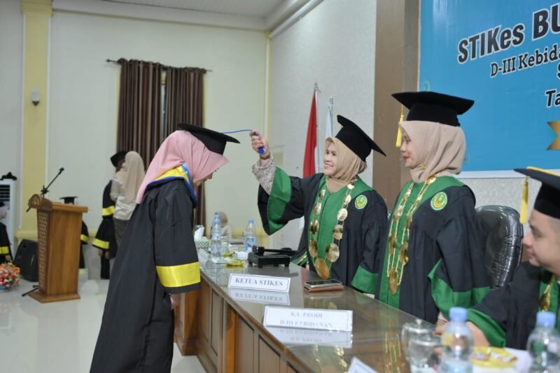 Bustanul Ulum Langsa menggelar upacara wisuda untuk 65 mahasiswa dari tiga program studi, rabu (25/9/2025).