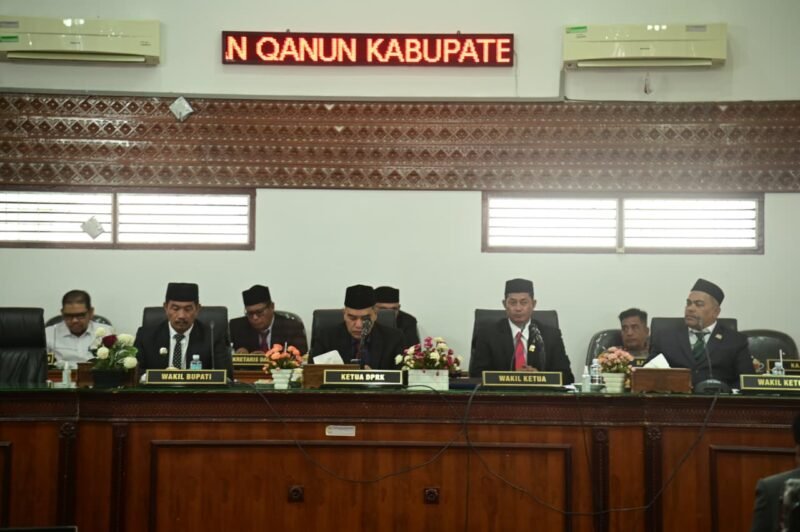 Wakil Bupati Aceh Besar Drs Syukri A Jalil menerima pandangan umum yang disampaikan Fraksi - Fraksi DPRK Aceh Besar terkait APBK Perubahan, pada Sidang Paripurna Ke-8 di Kota Jantho, Senin (29/09/2025). FOTO/MC ACEH BESAR