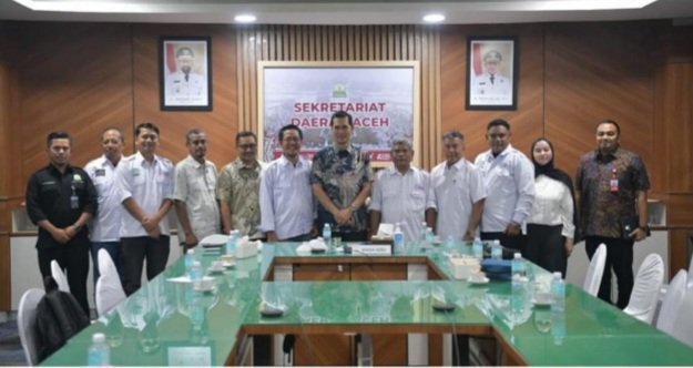 Silaturahmi Sekda Aceh, M Nasir Syamaun didampingi Kabiro Arpim dan Humas, Akkar Arafat dan Kaban BPK Aceh, Reza Saputra serta M Gade Kabid Humas, sedang Aldin NL, ketua SMSI Aceh bersama pengurus teras SMSI, antara lain, Hamdan Budiman dan M Haris SA, Wakil Ketua, Sulaiman Bendara Umum, Reza Gunawan Wakil Sekretaris, T Mansursyah SH ( LBH SMSI). Selain itu. Ketua Forum Pemred Aceh, M Saman dan Tsara Swisi, Sekretaris Siber Milenial Aceh. Kamis, (4/9/2025).