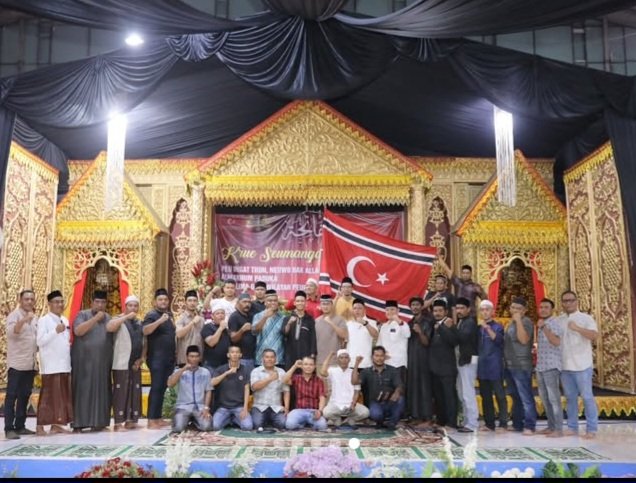 Tgk Darwis Jeunieb turut menghadiri peringatan Haul Panglima GAM Wilayah Peureulak Tgk Ishak Daud dan istrinya Almarhumah Cut Rostina binti Ismail yang ke- 21 tahun.Haul Abu Chik sapaan Tgk Ishak Daud ini diperingati dengan menggelar zikir dan doa bersama, di gedung Idi Sport Center (ISC) pada Sabtu (13/9/2025) malam