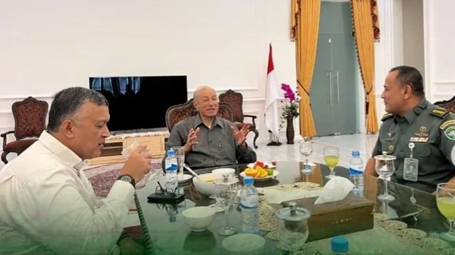 Kepala Rumah Sakit Tk.II Iskandar Muda, Kolonel Ckm dr. Syahrial, Sp.B berkunjung silaturahmi ke Wali Nanggroe Aceh Paduka Yang Mulia (PYM) Teungku Malik Mahmud Al Haythar di Meuligo Wali Nanggroe di Gampong Lamblang Mayang, Kecamatan Darul Imarah, Aceh Besar, Selasa (16/9/2025).