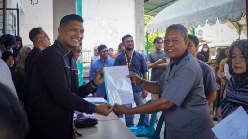 Wakil Walikota yang akrab disapa Abang Wakil ini meninjau langsung kegiatan penerimaan berkas modal usaha di Kantor Baitul Mal Kota Banda Aceh Gampong Keudah Kecamatan Kuta Raja, Jumat (19/9/2025).